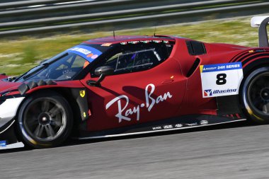 Scarperia, İtalya - 20 Mart 2025: CCC Kessel Yarış Ekibi 'nden Ferrari 296 GT3 Cutrera-Frezza-Fumanelli Mugello Pisti' nde 12: 00 Michelin sırasında görev başında.