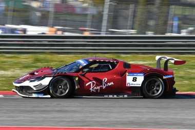 Scarperia, İtalya - 20 Mart 2025: CCC Kessel Yarış Ekibi 'nden Ferrari 296 GT3 Cutrera-Frezza-Fumanelli Mugello Pisti' nde 12: 00 Michelin sırasında görev başında.