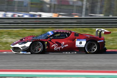 Scarperia, İtalya - 20 Mart 2025: CCC Kessel Yarış Ekibi 'nden Ferrari 296 GT3 Cutrera-Frezza-Fumanelli Mugello Pisti' nde 12: 00 Michelin sırasında görev başında.