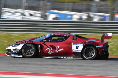 Scarperia, İtalya - 20 Mart 2025: CCC Kessel Yarış Ekibi 'nden Ferrari 296 GT3 Cutrera-Frezza-Fumanelli Mugello Pisti' nde 12: 00 Michelin sırasında görev başında.