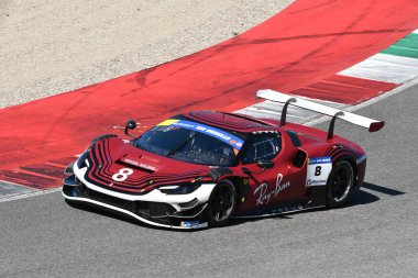 Scarperia, İtalya - 20 Mart 2025: CCC Kessel Yarış Ekibi 'nden Ferrari 296 GT3 Cutrera-Frezza-Fumanelli Mugello Pisti' nde 12: 00 Michelin sırasında görev başında.