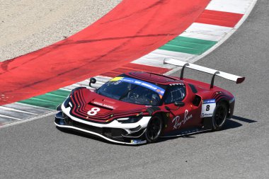 Scarperia, İtalya - 20 Mart 2025: CCC Kessel Yarış Ekibi 'nden Ferrari 296 GT3 Cutrera-Frezza-Fumanelli Mugello Pisti' nde 12: 00 Michelin sırasında görev başında.
