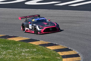 Scarperia, İtalya - 20 Mart 2025: Kroll-Prinz-Partl 'in Kroll-Prinz-Partl takımından Mercedes-AMG GT3 EVO Mugello Pisti' nde 12: 00 Michelin eylemi sırasında.