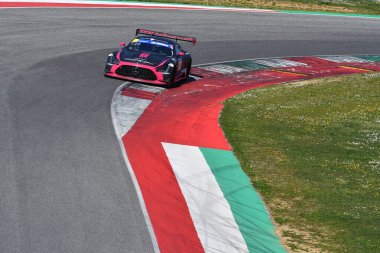 Scarperia, İtalya - 20 Mart 2025: Kroll-Prinz-Partl 'in Kroll-Prinz-Partl takımından Mercedes-AMG GT3 EVO Mugello Pisti' nde 12: 00 Michelin eylemi sırasında.