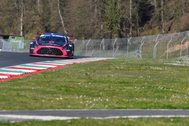 Scarperia, İtalya - 20 Mart 2025: Kroll-Prinz-Partl 'in Kroll-Prinz-Partl takımından Mercedes-AMG GT3 EVO Mugello Pisti' nde 12: 00 Michelin eylemi sırasında.