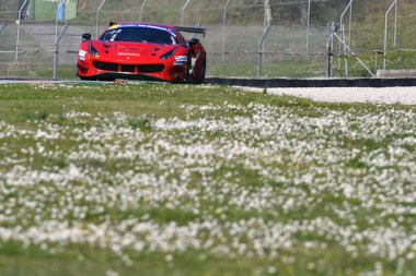 Scarperia, İtalya - 20 Mart 2025: Ferrari 488 GT3 Pellin Yarış Ekibi EVO 'su Haugen-Ruberti tarafından Mugello Pisti' nde 12: 00 Michelin sırasında kullanıldı.
