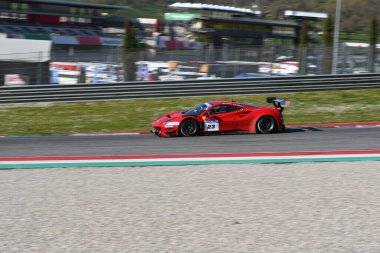 Scarperia, İtalya - 20 Mart 2025: Ferrari 488 GT3 Pellin Yarış Ekibi EVO 'su Haugen-Ruberti tarafından Mugello Pisti' nde 12: 00 Michelin sırasında kullanıldı.