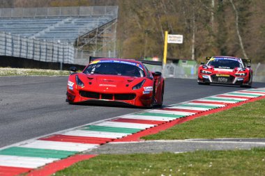 Scarperia, İtalya - 20 Mart 2025: Ferrari 488 GT3 Pellin Yarış Ekibi EVO 'su Haugen-Ruberti tarafından Mugello Pisti' nde 12: 00 Michelin sırasında kullanıldı.
