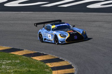 Scarperia, İtalya - 20 Mart 2025: Mercedes-AMG GT3 Racing Team Heart of Racing 'in EVO' su James-Newell-Grisham tarafından Mugello Circuit 'te 12: 00 Michelin eylemi sırasında.
