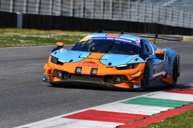Scarperia, İtalya - 20 Mart 2025: Pellin Yarış Takımı 'ndan Ferrari 296 GT3 Marcelli-Jelmini-Clark tarafından Mugello Pisti' nde 12: 00 Michelin sırasında kullanıldı