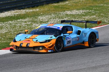 Scarperia, İtalya - 20 Mart 2025: Pellin Yarış Takımı 'ndan Ferrari 296 GT3 Marcelli-Jelmini-Clark tarafından Mugello Pisti' nde 12: 00 Michelin sırasında kullanıldı