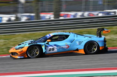 Scarperia, İtalya - 20 Mart 2025: Pellin Yarış Takımı 'ndan Ferrari 296 GT3 Marcelli-Jelmini-Clark tarafından Mugello Pisti' nde 12: 00 Michelin sırasında kullanıldı