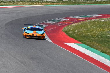 Scarperia, İtalya - 20 Mart 2025: Pellin Yarış Takımı 'ndan Ferrari 296 GT3 Marcelli-Jelmini-Clark tarafından Mugello Pisti' nde 12: 00 Michelin sırasında kullanıldı