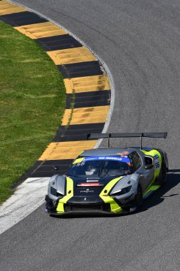 Scarperia, İtalya, 20 Mart 2025: Scuderia Praha takımından Ferrari 296 GT3, Vboh-Krl tarafından Mugello Pisti 'nde 12: 00 Michelin sırasında hareket halinde..