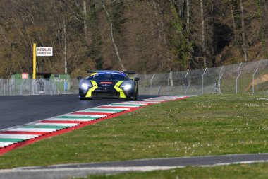 Scarperia, İtalya, 20 Mart 2025: Scuderia Praha takımından Ferrari 296 GT3, Vboh-Krl tarafından Mugello Pisti 'nde 12: 00 Michelin sırasında hareket halinde..