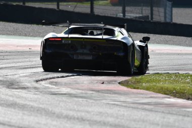 Scarperia, İtalya, 20 Mart 2025: Scuderia Praha takımından Ferrari 296 GT3, Vboh-Krl tarafından Mugello Pisti 'nde 12: 00 Michelin sırasında hareket halinde..