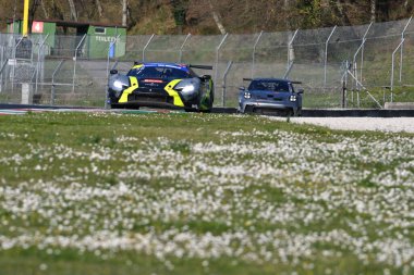 Scarperia, İtalya, 20 Mart 2025: Scuderia Praha takımından Ferrari 296 GT3, Vboh-Krl tarafından Mugello Pisti 'nde 12: 00 Michelin sırasında hareket halinde..