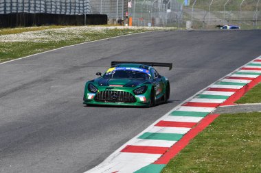 Scarperia, İtalya - 20 Mart 2025: Mercedes-AMG GT3 Team MP 'nin EVO' su Gostner-Gostner tarafından Mugello Pisti 'nde 12: 00 Michelin eylemi sırasında kullanıldı.