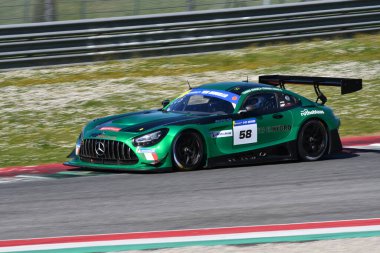 Scarperia, İtalya - 20 Mart 2025: Mercedes-AMG GT3 Team MP 'nin EVO' su Gostner-Gostner tarafından Mugello Pisti 'nde 12: 00 Michelin eylemi sırasında kullanıldı.