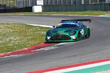 Scarperia, İtalya - 20 Mart 2025: Mercedes-AMG GT3 Team MP 'nin EVO' su Gostner-Gostner tarafından Mugello Pisti 'nde 12: 00 Michelin eylemi sırasında kullanıldı.