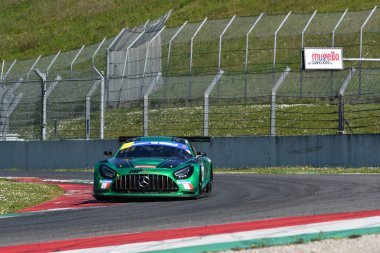 Scarperia, İtalya - 20 Mart 2025: Mercedes-AMG GT3 Team MP 'nin EVO' su Gostner-Gostner tarafından Mugello Pisti 'nde 12: 00 Michelin eylemi sırasında kullanıldı.