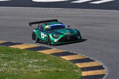 Scarperia, İtalya - 20 Mart 2025: Mercedes-AMG GT3 Team MP 'nin EVO' su Gostner-Gostner tarafından Mugello Pisti 'nde 12: 00 Michelin eylemi sırasında kullanıldı.