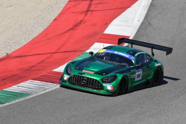 Scarperia, İtalya - 20 Mart 2025: Mercedes-AMG GT3 Team MP 'nin EVO' su Gostner-Gostner tarafından Mugello Pisti 'nde 12: 00 Michelin eylemi sırasında kullanıldı.