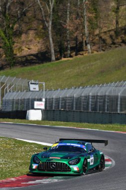 Scarperia, İtalya - 20 Mart 2025: Mercedes-AMG GT3 Team MP 'nin EVO' su Gostner-Gostner tarafından Mugello Pisti 'nde 12: 00 Michelin eylemi sırasında kullanıldı.