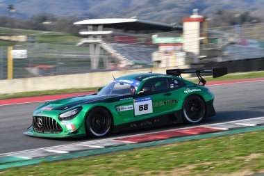 Scarperia, İtalya - 20 Mart 2025: Mercedes-AMG GT3 Team MP 'nin EVO' su Gostner-Gostner tarafından Mugello Pisti 'nde 12: 00 Michelin eylemi sırasında kullanıldı.