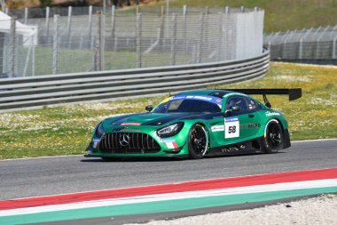Scarperia, İtalya - 20 Mart 2025: Mercedes-AMG GT3 Team MP 'nin EVO' su Gostner-Gostner tarafından Mugello Pisti 'nde 12: 00 Michelin eylemi sırasında kullanıldı.