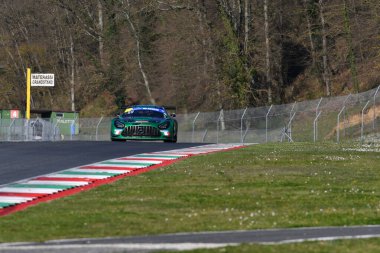 Scarperia, İtalya - 20 Mart 2025: Mercedes-AMG GT3 Team MP 'nin EVO' su Gostner-Gostner tarafından Mugello Pisti 'nde 12: 00 Michelin eylemi sırasında kullanıldı.