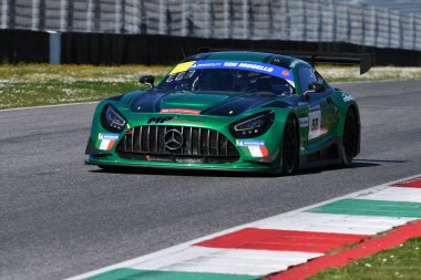 Scarperia, İtalya - 20 Mart 2025: Mercedes-AMG GT3 Team MP 'nin EVO' su Gostner-Gostner tarafından Mugello Pisti 'nde 12: 00 Michelin eylemi sırasında kullanıldı.