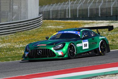 Scarperia, İtalya - 20 Mart 2025: Mercedes-AMG GT3 Team MP 'nin EVO' su Gostner-Gostner tarafından Mugello Pisti 'nde 12: 00 Michelin eylemi sırasında kullanıldı.