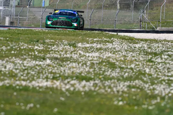 Scarperia, İtalya - 20 Mart 2025: Mercedes-AMG GT3 Team MP 'nin EVO' su Gostner-Gostner tarafından Mugello Pisti 'nde 12: 00 Michelin eylemi sırasında kullanıldı.