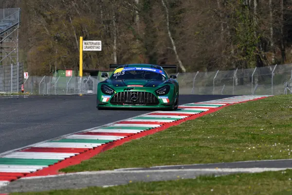 Scarperia, İtalya - 20 Mart 2025: Mercedes-AMG GT3 Team MP 'nin EVO' su Gostner-Gostner tarafından Mugello Pisti 'nde 12: 00 Michelin eylemi sırasında kullanıldı.