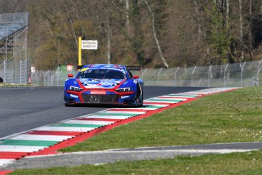 Scarperia, İtalya, 20 Mart 2025: Audi R8 LMS GT3 EVO II Team Continental Racing Simpson Motorsport sürücüsü Vladykin-Solukovtsev-Pogosyan Mugello Pisti 'nde 12h Michelin eylemi sırasında.