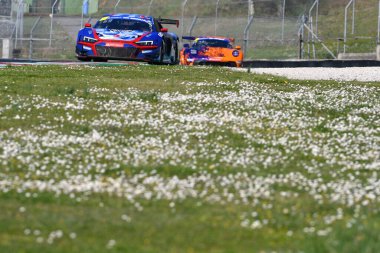 Scarperia, İtalya, 20 Mart 2025: Audi R8 LMS GT3 EVO II Team Continental Racing Simpson Motorsport sürücüsü Vladykin-Solukovtsev-Pogosyan Mugello Pisti 'nde 12h Michelin eylemi sırasında.