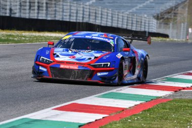 Scarperia, İtalya, 20 Mart 2025: Audi R8 LMS GT3 EVO II Team Continental Racing Simpson Motorsport sürücüsü Vladykin-Solukovtsev-Pogosyan Mugello Pisti 'nde 12h Michelin eylemi sırasında.