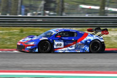 Scarperia, İtalya, 20 Mart 2025: Audi R8 LMS GT3 EVO II Team Continental Racing Simpson Motorsport sürücüsü Vladykin-Solukovtsev-Pogosyan Mugello Pisti 'nde 12h Michelin eylemi sırasında.