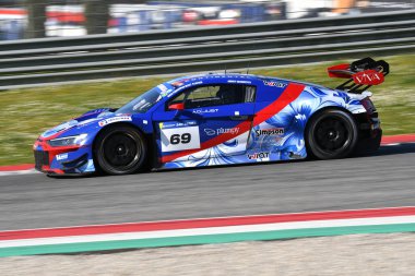 Scarperia, İtalya, 20 Mart 2025: Audi R8 LMS GT3 EVO II Team Continental Racing Simpson Motorsport sürücüsü Vladykin-Solukovtsev-Pogosyan Mugello Pisti 'nde 12h Michelin eylemi sırasında.