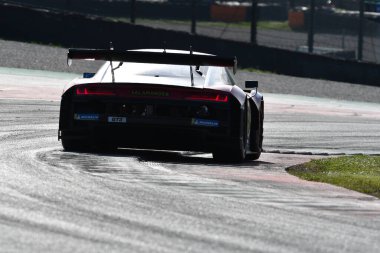 Scarperia, İtalya 20 Mart 2025: Geciauskas-Mller-Michelon tarafından sürülen Juta Racing Takımı 'nın Audi R8 LMS GT3 EVO II Mugello Pisti' nde 12: 00 Michelin eylemi sırasında.