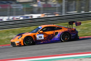 Scarperia, İtalya - 20 Mart 2025: Porsche 911 GT3 R (992) Proton Huber Takımı yarışması sürücüsü Dreisow-Lauck-Bachler tarafından Mugello Pisti 'nde 12: 00 Michelin eylemi sırasında.