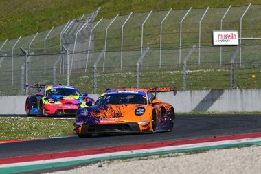 Scarperia, İtalya - 20 Mart 2025: Porsche 911 GT3 R (992) Proton Huber Takımı yarışması sürücüsü Dreisow-Lauck-Bachler tarafından Mugello Pisti 'nde 12: 00 Michelin eylemi sırasında.