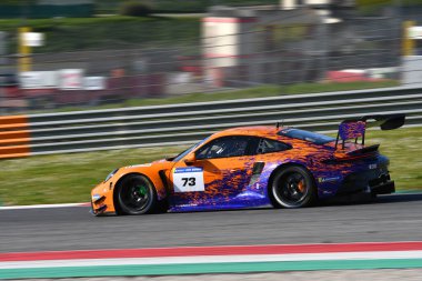Scarperia, İtalya - 20 Mart 2025: Porsche 911 GT3 R (992) Proton Huber Takımı yarışması sürücüsü Dreisow-Lauck-Bachler tarafından Mugello Pisti 'nde 12: 00 Michelin eylemi sırasında.