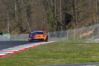 Scarperia, İtalya - 20 Mart 2025: Porsche 911 GT3 R (992) Proton Huber Takımı yarışması sürücüsü Dreisow-Lauck-Bachler tarafından Mugello Pisti 'nde 12: 00 Michelin eylemi sırasında.