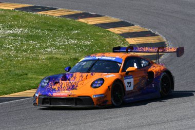 Scarperia, İtalya - 20 Mart 2025: Porsche 911 GT3 R (992) Proton Huber Takımı yarışması sürücüsü Dreisow-Lauck-Bachler tarafından Mugello Pisti 'nde 12: 00 Michelin eylemi sırasında.