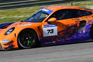 Scarperia, İtalya - 20 Mart 2025: Porsche 911 GT3 R (992) Proton Huber Takımı yarışması sürücüsü Dreisow-Lauck-Bachler tarafından Mugello Pisti 'nde 12: 00 Michelin eylemi sırasında.