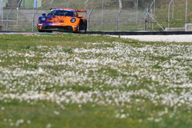 Scarperia, İtalya - 20 Mart 2025: Porsche 911 GT3 R (992) Proton Huber Takımı yarışması sürücüsü Dreisow-Lauck-Bachler tarafından Mugello Pisti 'nde 12: 00 Michelin eylemi sırasında.