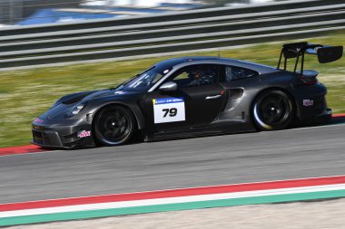 Scarperia, İtalya - 20 Mart 2025: Porsche 911 GT3 R (992) Mugello Pisti 'nde 12: 00 Michelin sırasında hareket halinde