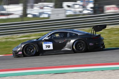 Scarperia, İtalya - 20 Mart 2025: Porsche 911 GT3 R (992) Mugello Pisti 'nde 12: 00 Michelin sırasında hareket halinde